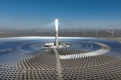 Follow Xi - Vent'anni di acque cristalline e montagne lussureggianti: la tecnologia solare concentrata della Cina illumina un futuro verde globale